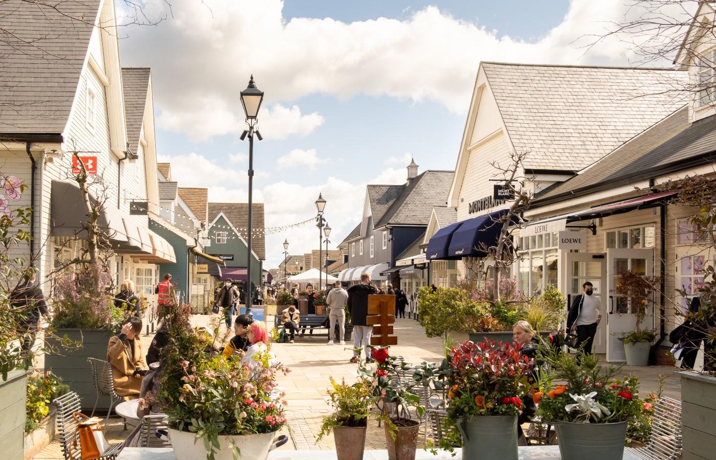 Glass drops into Bicester Village, Oxfordshire - The Glass Magazine